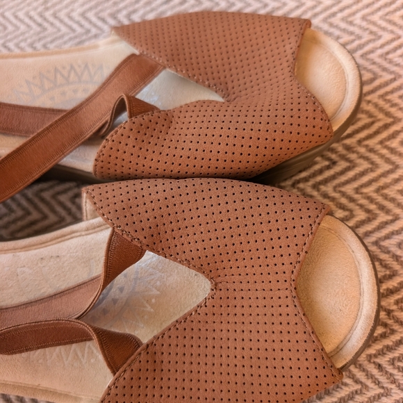 Stylish Women's Tan Wedge Sandals Piazza Solid Heels New With Out Tags - Picture 7 of 10